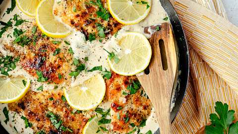 Cremiges Lemon Chicken mit frischer Petersilie aus der Pfanne mit Pfannenwender - Foto: House of Food / Bauer Food Experts KG
