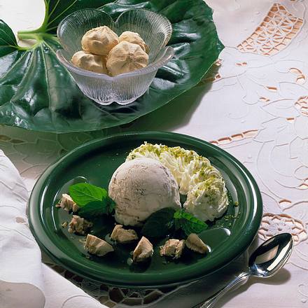 Cremiges Nusseis mit getränkten Baiserstückchen Rezept Cremiges Nusseis mit getränkten Baiserstückchen Rezept