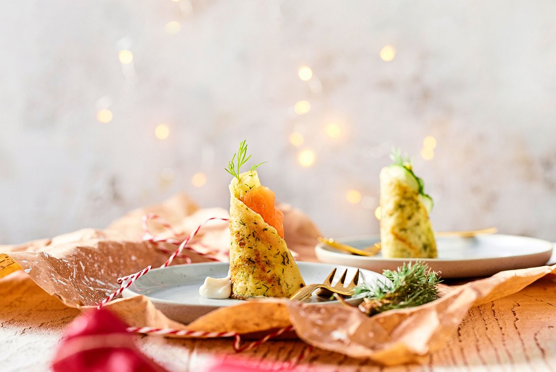 Crêpe-Bäumchen mit Lachs und Gurke Rezept Crêpe-Bäumchen mit Lachs und Gurke Rezept