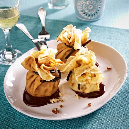Crêpe-Päckchen mit Vanilleeis, Schokoladensoße und Pecannüssen Rezept Crêpe-Päckchen mit Vanilleeis, Schokoladensoße und Pecannüssen Rezept