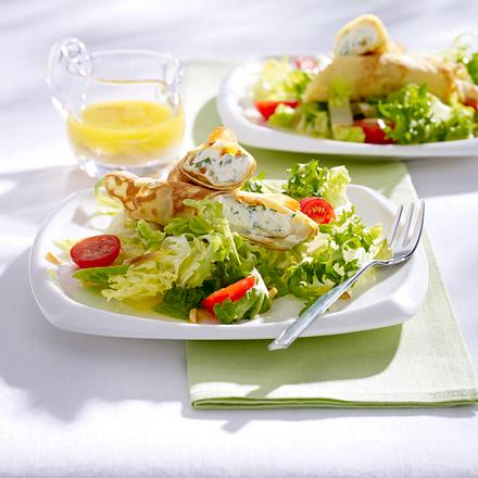 Crêpe-Röllchen mit Bärlauch-Frischkäsecreme auf Blattsalat mit Kirschtomaten und Mandel-Vinaigrette Rezept Crêpe-Röllchen mit Bärlauch-Frischkäsecreme auf Blattsalat mit Kirschtomaten und Mandel-Vinaigrette Rezept
