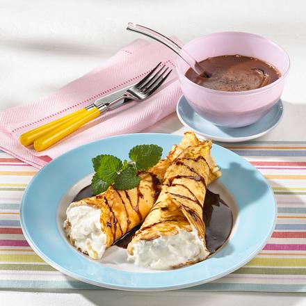 Crêpes mit Bananen-Quark-Füllung und Schokosoße Rezept Crêpes mit Bananen-Quark-Füllung und Schokosoße Rezept