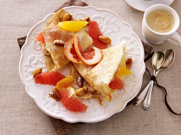 Crêpes mit Grapefruit-Orangen-Salat mit gebrannten Mandeln Rezept Crêpes mit Grapefruit-Orangen-Salat mit gebrannten Mandeln Rezept