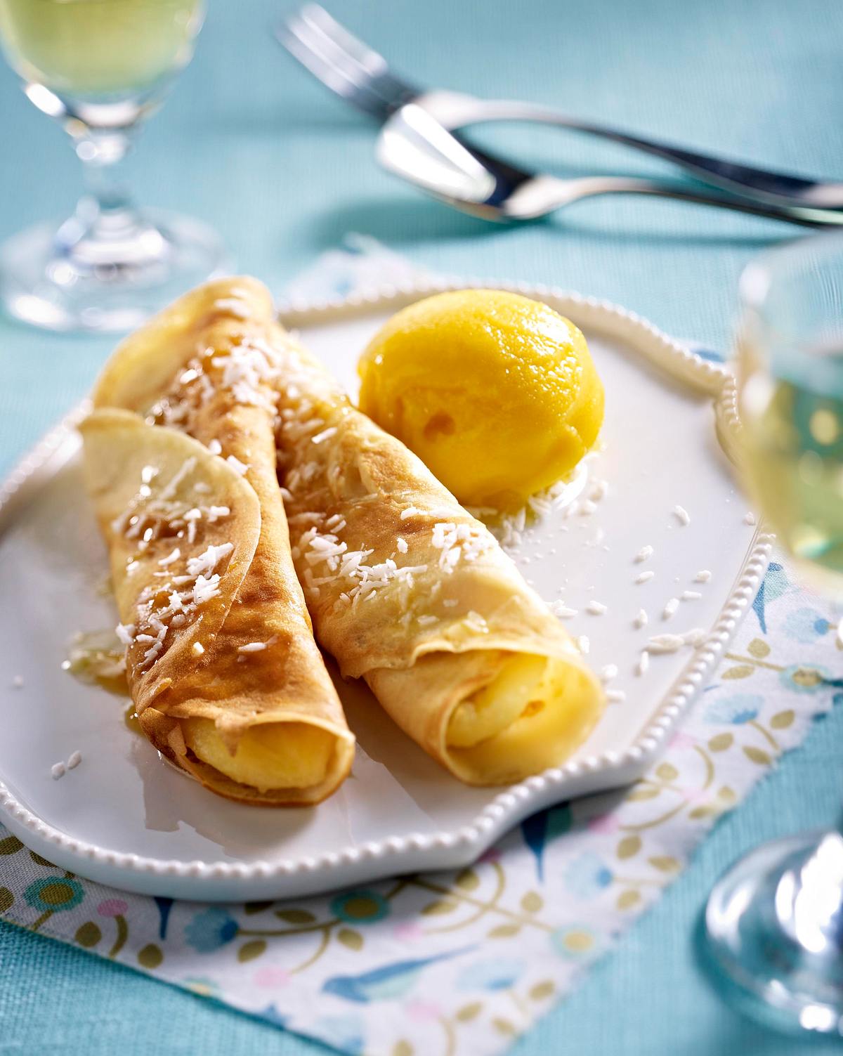 Crêpes mit karamellisierter und flambierter Banane und Mangoeis Rezept