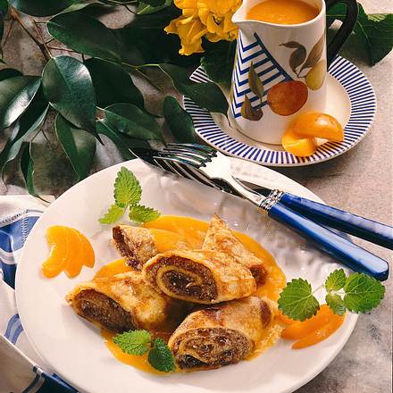 Crêpes mit Makronenfüllung Rezept Crêpes mit Makronenfüllung Rezept