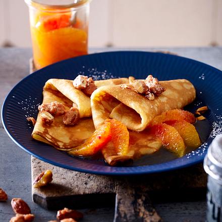 Crêpes mit marinierten Blutorangen und gebrannten Mandeln Rezept Crêpes mit marinierten Blutorangen und gebrannten Mandeln Rezept