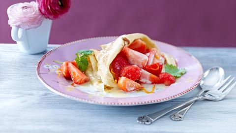 Crêpes mit marinierten Erdbeeren und weißer Schokosoße Rezept - Foto: House of Food / Bauer Food Experts KG