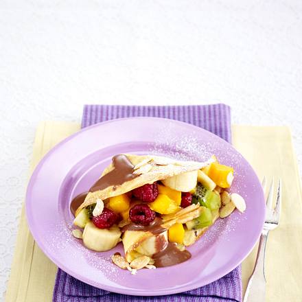 Crêpes mit Obstsalat und Schokosoße Rezept