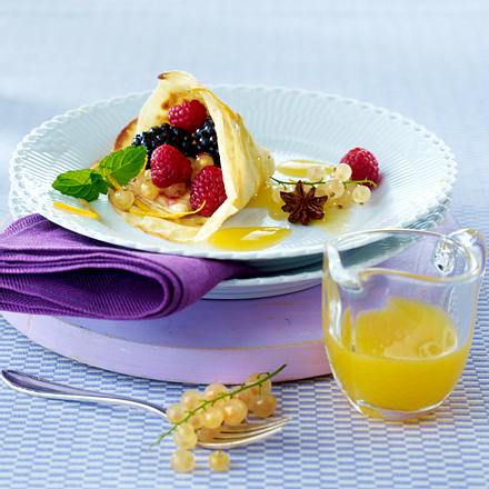 Crêpes mit Orangensoße und marinierten Beerenfrüchten Rezept