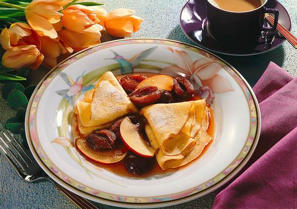 Crêpes mit Pflaumen-Apfel-Karamellsoße Rezept Crêpes mit Pflaumen-Apfel-Karamellsoße Rezept