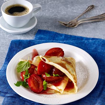 Crêpes mit Pflaumenkompott, Zimt, Limette und Minze Rezept
