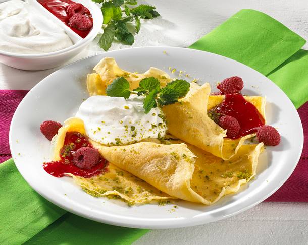 Crêpes mit Vanilleschmand und Himbeerpürree Rezept Crêpes mit Vanilleschmand und Himbeerpürree Rezept