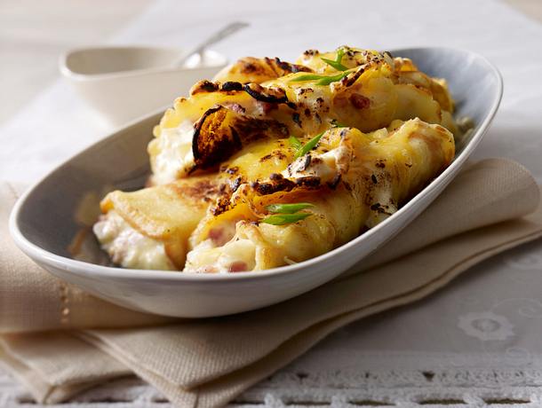 Crespelle mit Schinken, Zwiebel, Kümmel-Schmand und mit Käse überbacken Rezept