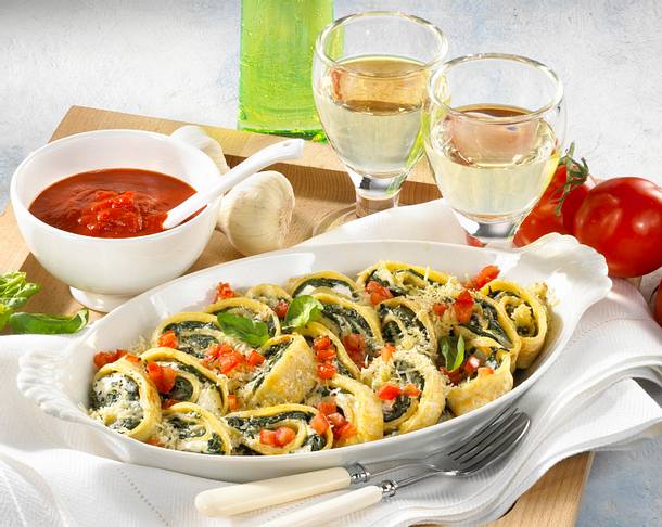 Crespelle mit Spinat-Ricotta-Füllung und Tomatensoße Rezept Crespelle mit Spinat-Ricotta-Füllung und Tomatensoße Rezept