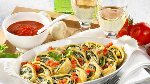Crespelle mit Spinat-Ricotta-Füllung und Tomatensoße Rezept - Foto: Först, Thomas