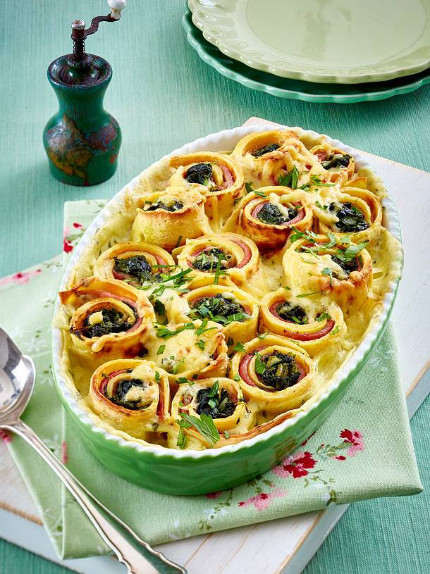 Crespelle mit Spinat-Schinken-Füllung und Frischkäsesoße Rezept | LECKER