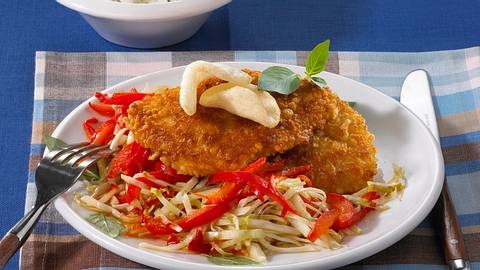 Crispy Asia-Schnitzel mit scharfem Kohl Rezept - Foto: House of Food / Bauer Food Experts KG