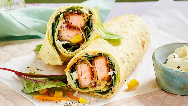 Zwei Wraps gefüllt mit knusprigem Lachs und Salat - Foto: LECKER @ Bauer Media Group