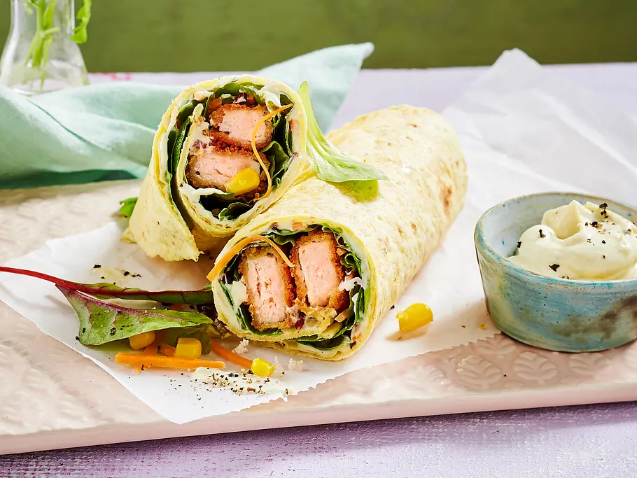 Angeschnittene Wraps mit Fischstäbchen und Salat.