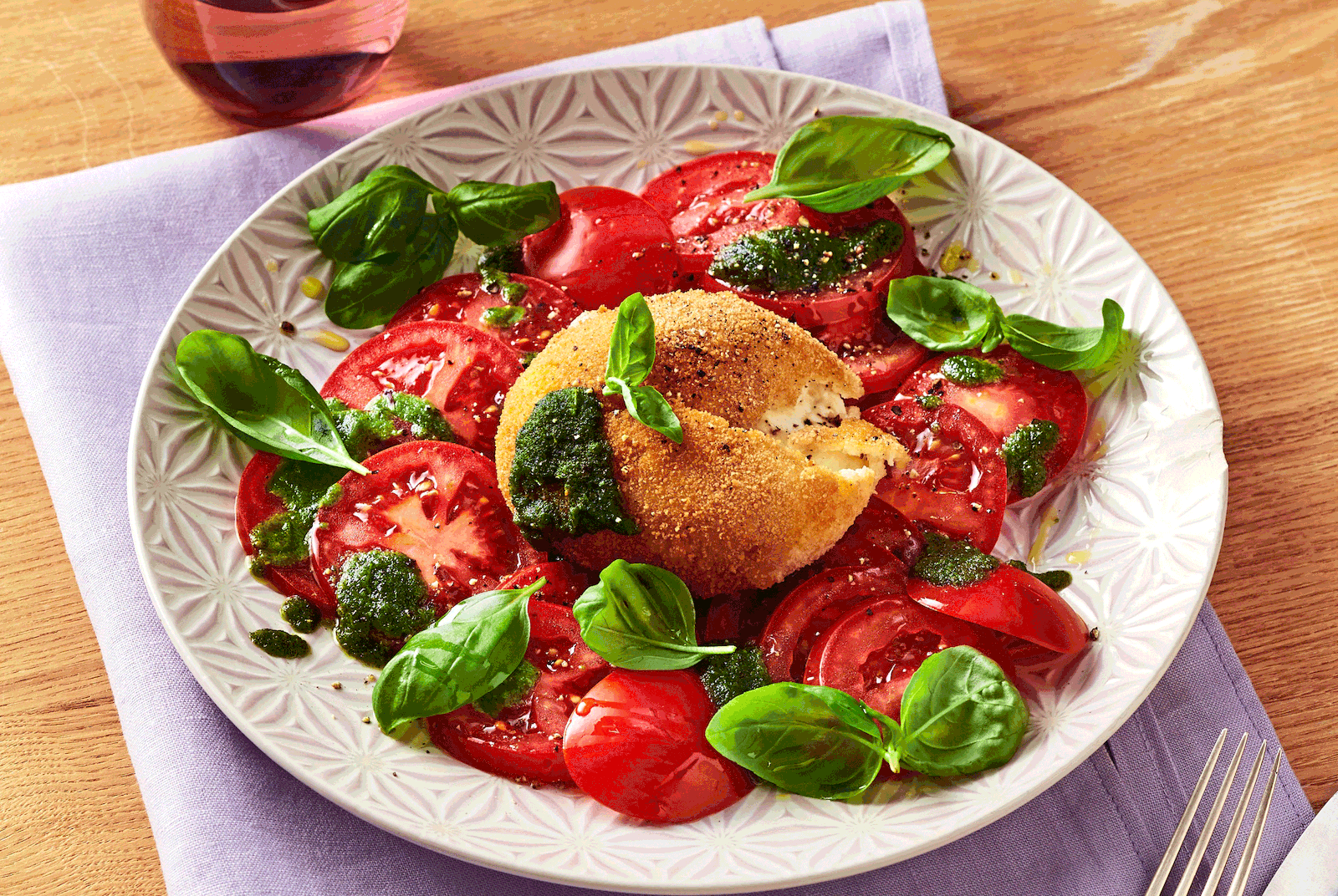 Crispy Mozzarella auf Pesto-Tomaten Rezept | LECKER