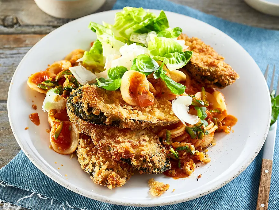 Crispy Zucchini auf Pasta Napoli Rezept