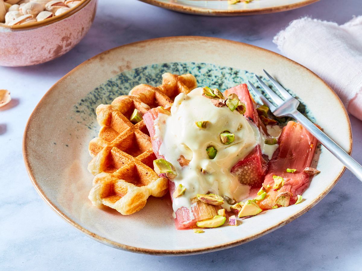 Croffles mit Rhabarber aus dem Ofen und Pistazien-Eis Rezept