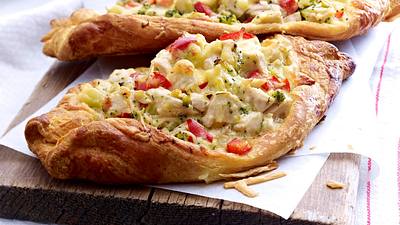 Croissant-Schiffchen mit Huhn-Käse-Füllung Rezept - Foto: LECKER @ Bauer Media Group