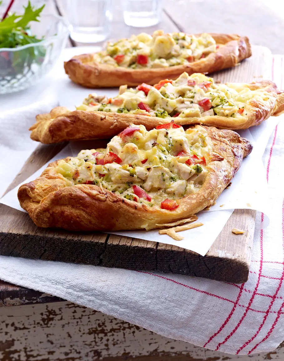 Croissant-Schiffchen mit Huhn-Käse-Füllung Rezept Croissant-Schiffchen mit Huhn-Käse-Füllung Rezept