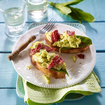 Crostini mit Bärlauch-Rührei und Katenschinken Rezept
