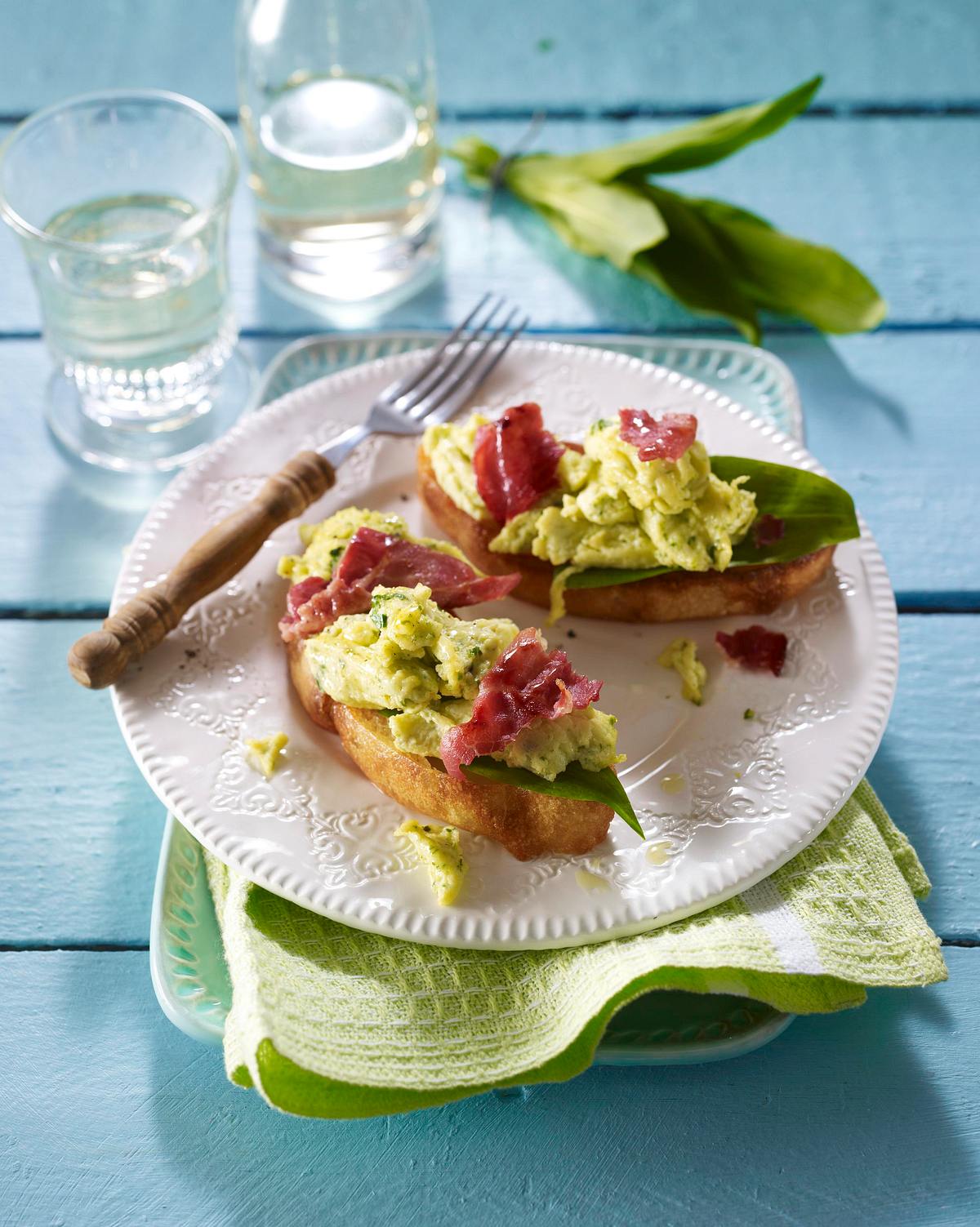 Crostini mit Bärlauch-Rührei und Katenschinken Rezept