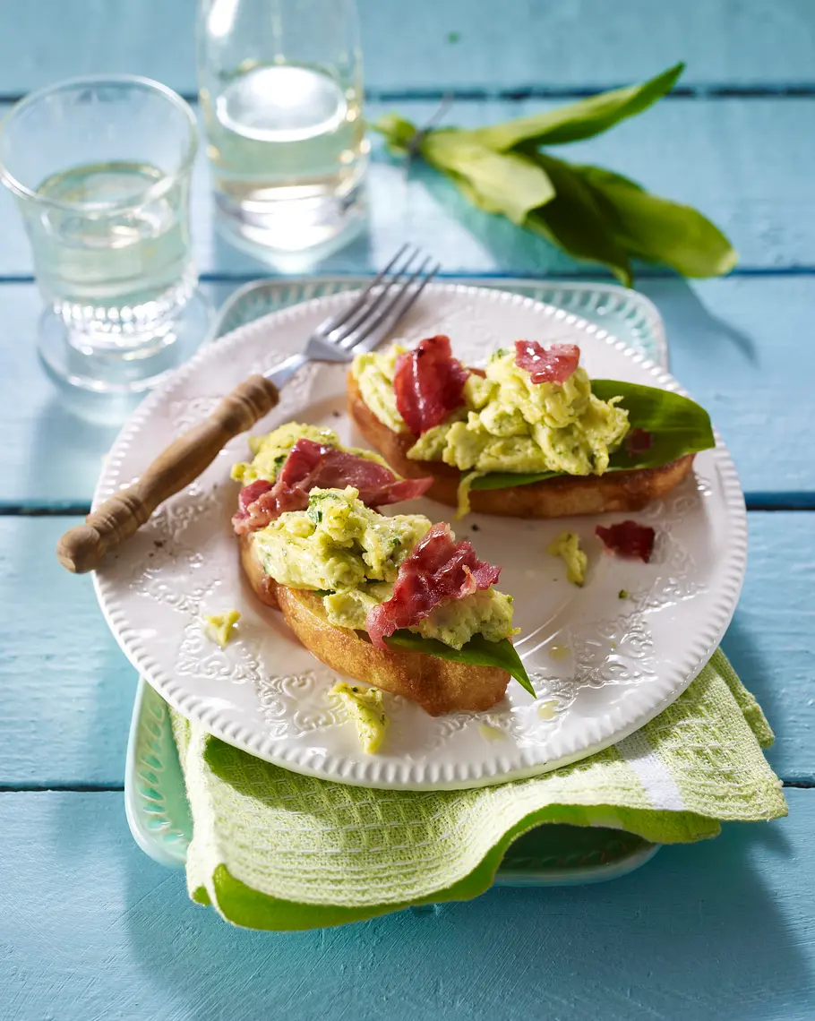 Crostini mit Bärlauch-Rührei und Katenschinken Rezept Crostini mit Bärlauch-Rührei und Katenschinken Rezept