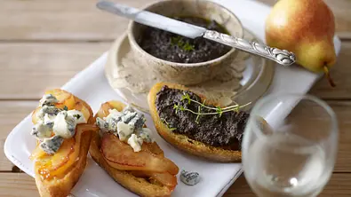 Crostini mit Olivencreme und mit Birne Gorgonzola Rezept - Foto: LECKER @ Bauer Media Group