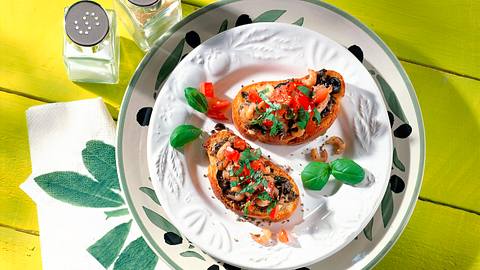 Crostini mit Olivenpaste Rezept - Foto: House of Food / Bauer Food Experts KG