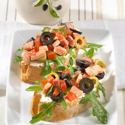 Crostini mit Schinken-Oliven-Salat Rezept Crostini mit Schinken-Oliven-Salat Rezept