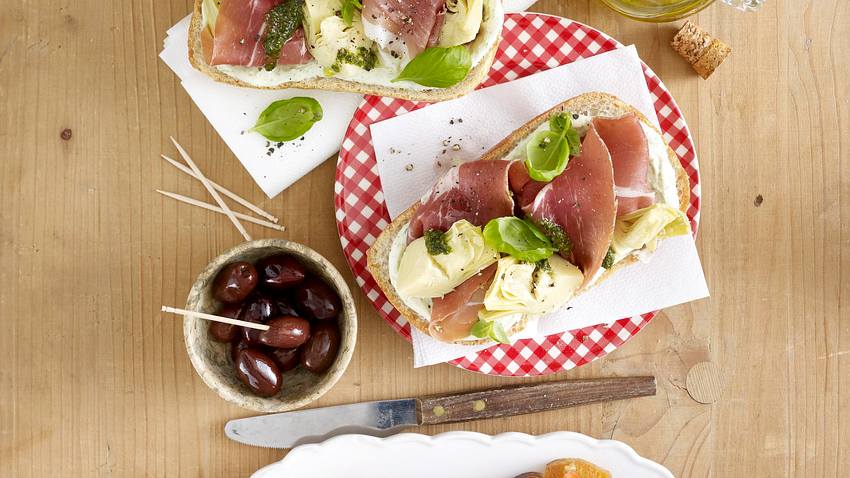 Crostini mit Tomaten und Pinienkernen Rezept - Foto: House of Food / Bauer Food Experts KG