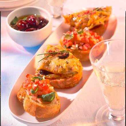 Crostinis mit Tomate und Basilikum und Crostinis mit Rührei Rezept Crostinis mit Tomate und Basilikum und Crostinis mit Rührei Rezept