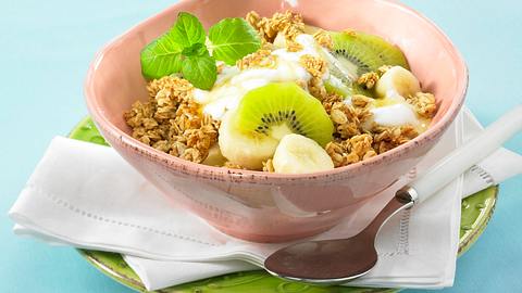 Crunchy-Müsli mit Banane und Kiwi in Honig-Joghurt Rezept - Foto: Pretscher, Tillmann