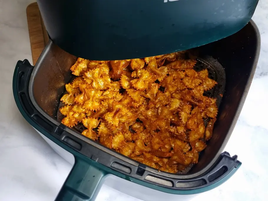 Crunchy Pasta im Airfryer Goldbraune Nudeln liegen im Airfryer.