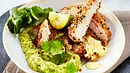 Panierte Putenstreifen auf grünem Püree mit Limette und Koriander angerichtet. - Foto: LECKER @ Bauer Media Group Panierte Putenstreifen auf grünem Püree mit Limette und Koriander angerichtet. - Foto: LECKER @ Bauer Media Group