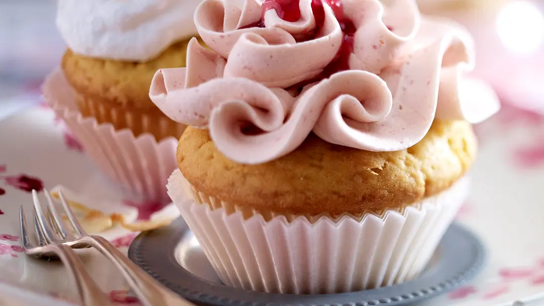 Cupcakes mit Himbeercreme & Kokosbaiser Rezept - Foto: LECKER @ Bauer Media Group Cupcakes mit Himbeercreme & Kokosbaiser Rezept - Foto: LECKER @ Bauer Media Group