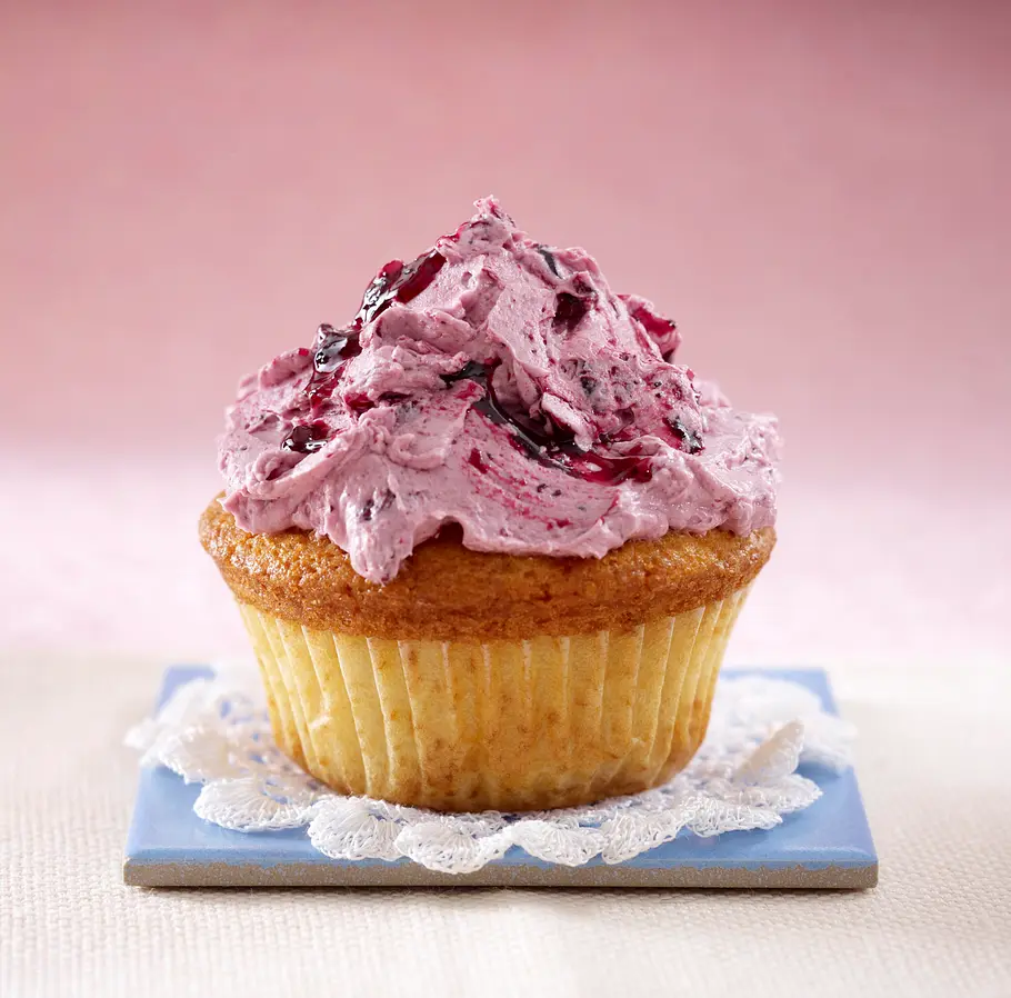 Cupcakes: Schwarze Johannisbeer-Meringue-Buttercreme Rezept Cupcakes: Schwarze Johannisbeer-Meringue-Buttercreme Rezept
