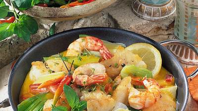 Curry-Fisch-Pfanne mit Garnelen Rezept - Foto: House of Food / Bauer Food Experts KG