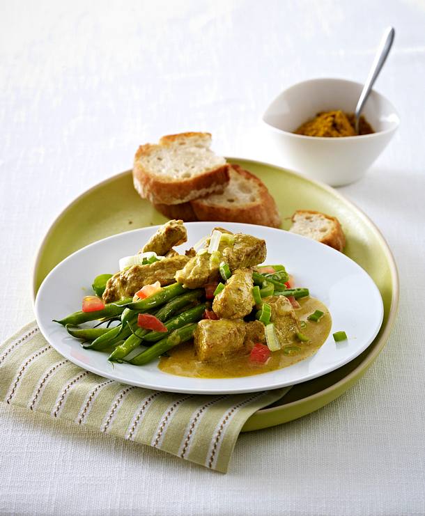 Curry-Geschnetzeltes mit Lauchzwiebeln auf grünen Bohnen Rezept | LECKER