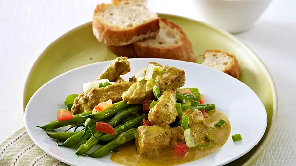 Curry-Geschnetzeltes mit Lauchzwiebeln auf grünen Bohnen Rezept - Foto: LECKER @ Bauer Media Group