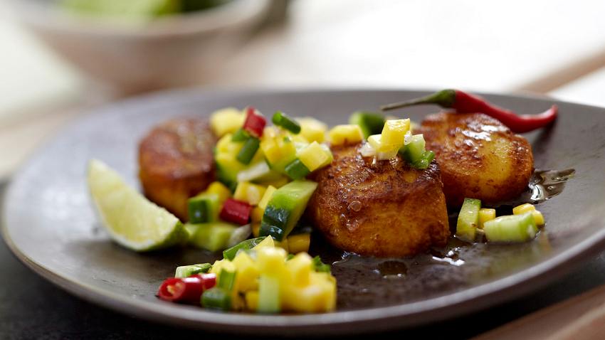 Curry-Jakobsmuscheln mit Gurken-Mango-Relish Rezept - Foto: House of Food / Bauer Food Experts KG