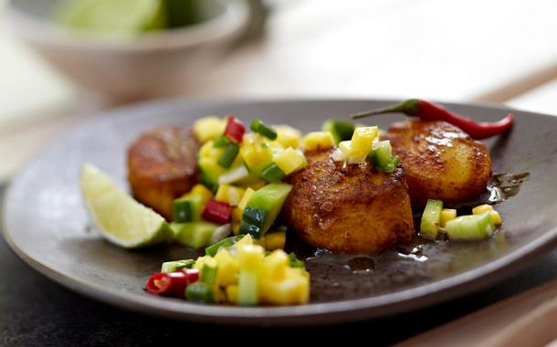 Curry-Jakobsmuscheln mit Gurken-Mango-Relish Rezept Curry-Jakobsmuscheln mit Gurken-Mango-Relish Rezept