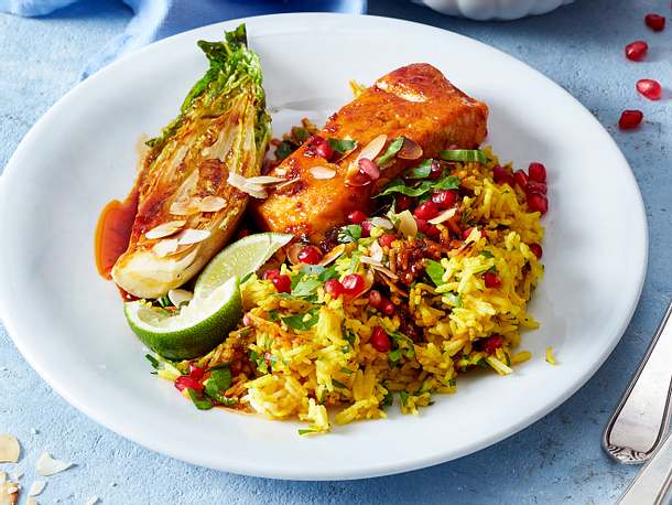 Curry-Lachs mit Kurkuma-Reis und gebratenem Römersalat Rezept