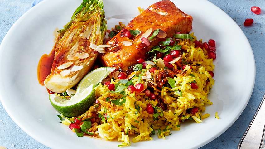 Curry-Lachs mit Kurkuma-Reis  und gebratenem Römersalat Rezept - Foto: House of Food / Bauer Food Experts KG