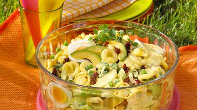 Curry-Nudelsalat mit Avocado Rezept - Foto: LECKER @ Bauer Media Group