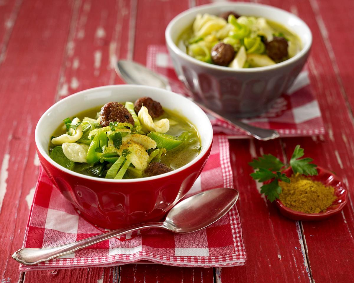 Curry-Porree-Eintopf mit Nudeln und Hackbällchen Rezept